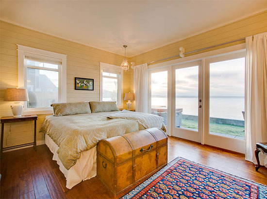 In the primary bedroom, wake up to picturesque ocean views from a luxurious California King bed. Plenty of natural lighting during the day, with direct access to the patio and hot tub. Equipped with a flat screen HDTV and Boze stereo.